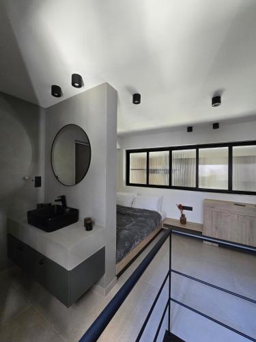 Spacious Minimalistic Loft ,5 minutes walk to Metro