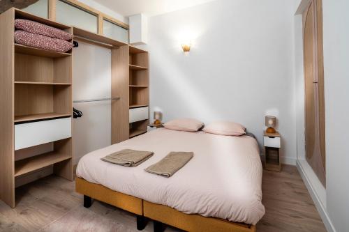 a small bedroom with a bed and a closet at Charmant Appartement au Cœur du Village de Bedoin in Bédoin