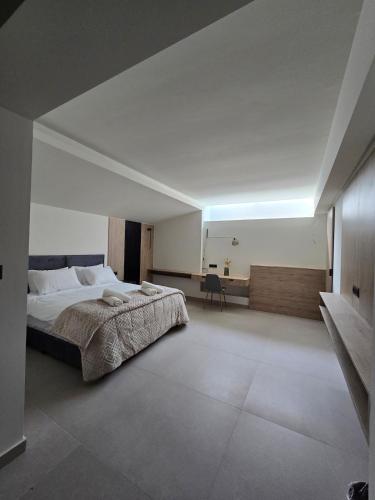 Spacious Minimalistic Loft ,5 minutes walk to Metro