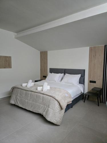 Spacious Minimalistic Loft ,5 minutes walk to Metro