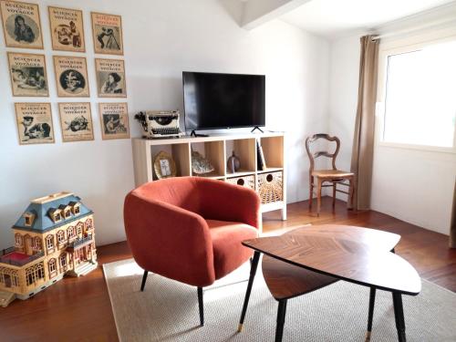 L'atelier au coeur du villageにあるテレビまたはエンターテインメントセンター