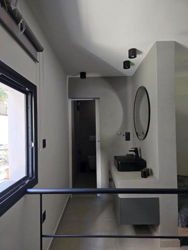 Spacious Minimalistic Loft ,5 minutes walk to Metro