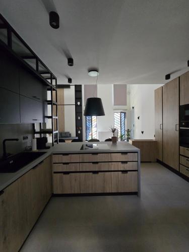 Spacious Minimalistic Loft ,5 minutes walk to Metro