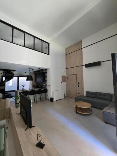 Spacious Minimalistic Loft ,5 minutes walk to Metro