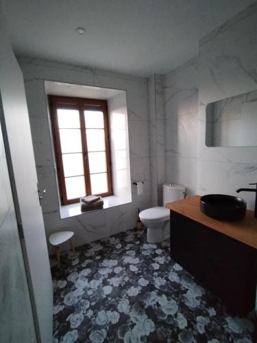 une salle de bain avec toilettes et fenêtre dans l'établissement Au plaisir de l'ivoie chambre double, à Le May-sur-Èvre