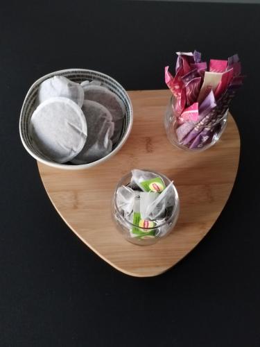 deux bols de nourriture sur une planche à découper avec des fleurs dans l'établissement Au plaisir de l'ivoie chambre double, à Le May-sur-Èvre