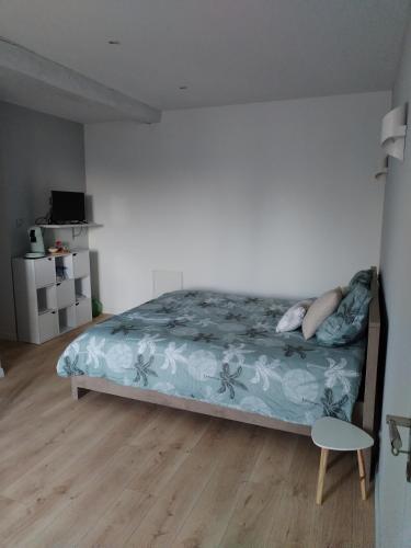 une chambre avec un lit et un parquet dans l'établissement Au plaisir de l'ivoie chambre double, à Le May-sur-Èvre