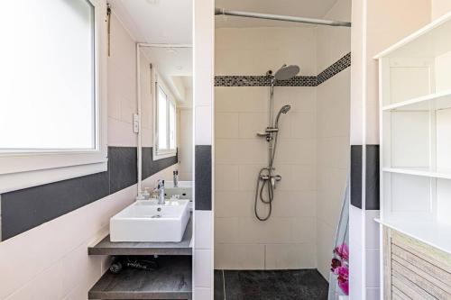 une salle de bain avec un lavabo et une douche dans l'établissement SUPERBE 3P 2chambres, 2terrasses CANNES centre-ville, 4 min à pied de la Croisette sas-meredith loc, à Cannes