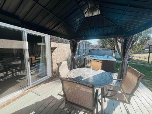 Fotografie z fotogalerie ubytování Modern Ranch 3 BDRM, sleeps 6 with HOT TUB v destinaci Newburgh