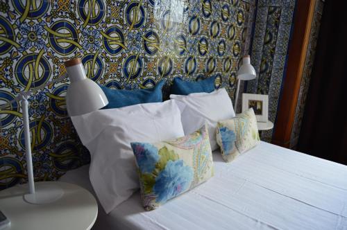 Tempat tidur dalam kamar di Coimbra Portagem Hostel