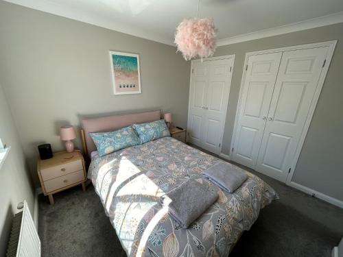 a bedroom with a bed and a pink pom at City Retreat 3 Bed House with King, Double and Single in Southampton