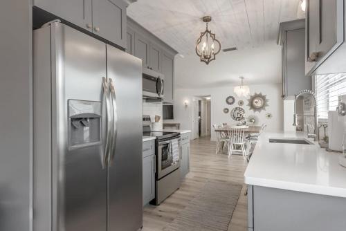 eine große Küche mit einem Kühlschrank aus Edelstahl in der Unterkunft 235 E Overbrook Drive in Largo