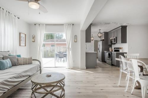 Küche/Küchenzeile in der Unterkunft 235 E Overbrook Drive
