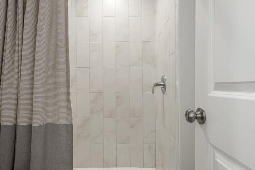 Ein Badezimmer in der Unterkunft 235 E Overbrook Drive