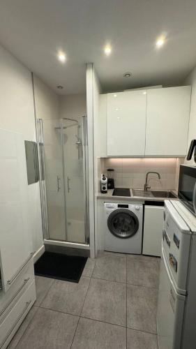 Il comprend une cuisine équipée d'une douche et d'un lave-linge. dans l'établissement Studio a Paris, à Paris