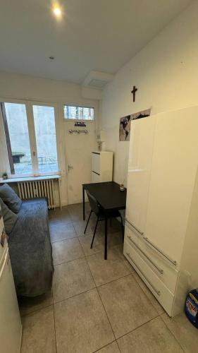 un salon avec une table et un réfrigérateur dans l'établissement Studio a Paris, à Paris