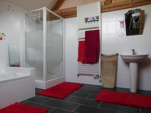 un bagno con doccia, lavandino e WC di Au Doubs Moulin a Bians-les-Usiers