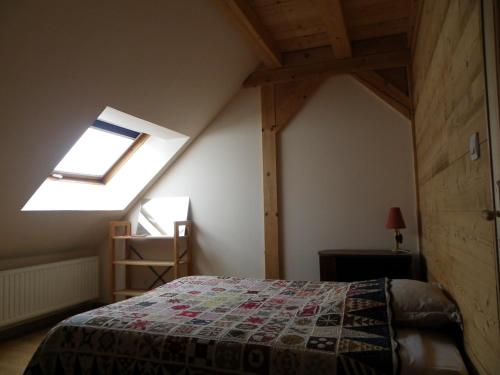 una camera con letto e lucernario di Au Doubs Moulin a Bians-les-Usiers