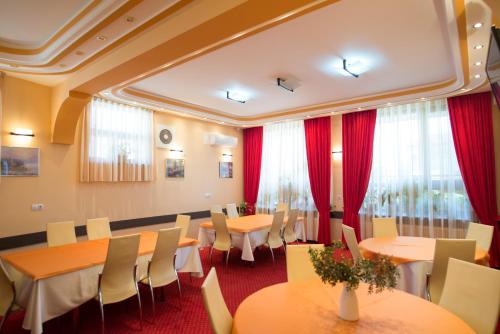 A restaurant or other place to eat at Pensiunea President