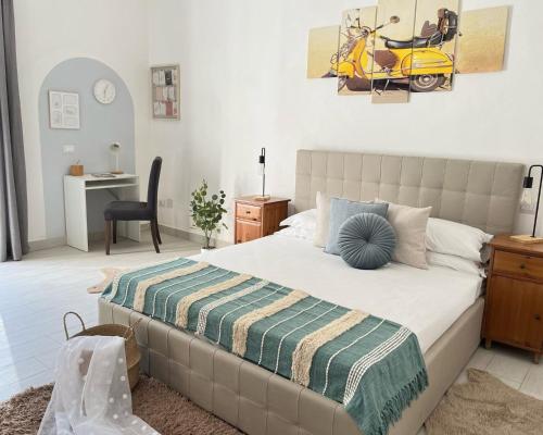 Ai Pelaghi Vespa Dream في ليفورنو: غرفة نوم بسرير كبير وعليها سيارة صفراء