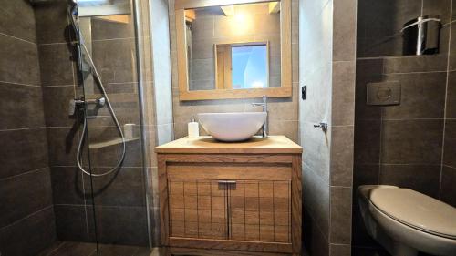 une salle de bain avec un lavabo, une douche et des toilettes dans l'établissement Résidence Le Kilimandjaro - Proche centre - Vue sur le village et les montagnes MAE-0941, aux Gets