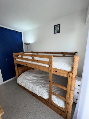 quelques lits superposés dans une chambre dans l'établissement Résidence Marine - 035 - Appartement classée 2 avec vue sur les plages océanes MAE-6911, à Soulac-sur-Mer