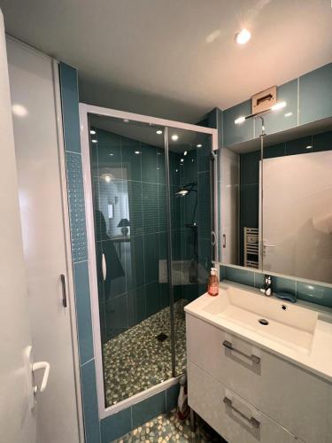 une salle de bain avec une douche en verre et un lavabo dans l'établissement Résidence Marine - 035 - Appartement classée 2 avec vue sur les plages océanes MAE-6911, à Soulac-sur-Mer