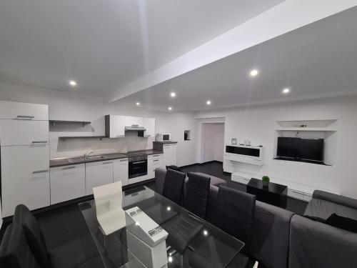 un ampio soggiorno con divano e cucina di HOUSE KOPER Center a Capodistria