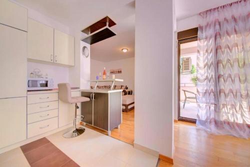 Una cocina con una mesa y una silla en una habitación. en Sea Point apartment Korda, en Budva