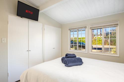Postel nebo postele na pokoji v ubytování Sunny SoCal Escape 3BR 2BA Bright home with pool