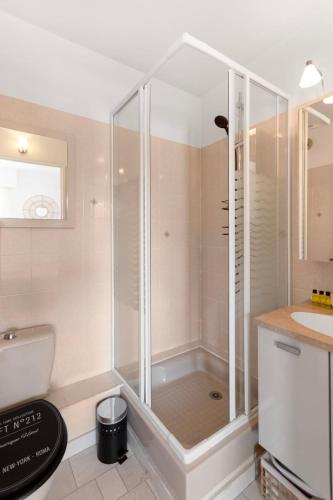 une salle de bain avec une douche, des toilettes et un lavabo dans l'établissement Les Amandiers - Hypercentre - Terrace - Parking - Cosy, à Vallauris