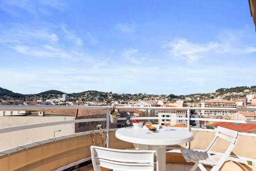 d'un balcon avec vue doté d'une table et de chaises blanches. dans l'établissement Les Amandiers - Hypercentre - Terrace - Parking - Cosy, à Vallauris