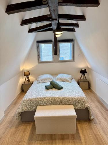 une chambre avec un lit et deux fenêtres dans l'établissement Le Secret D'Auron - Wifi - Hyper-Centre, à Bourges