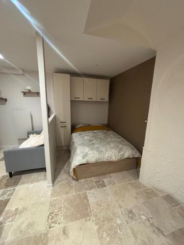 une chambre avec un lit dans le coin d'une pièce dans l'établissement Charmant appartement, à Nancy