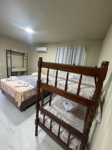 Un dormitorio con una litera en una habitación. en Residencial Lara 4, en Itapema