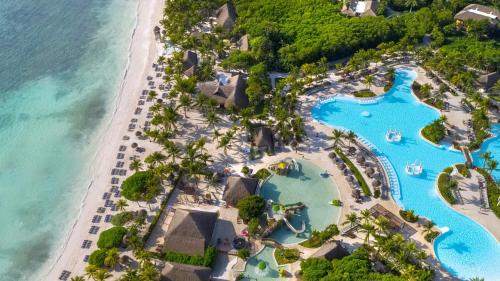 Bazén v ubytování Grand Palladium Colonial Resort & Spa - All Inclusive nebo v jeho okolí