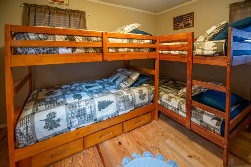 Giường trong phòng chung tại Hot Tub, Fire Pit and Fall Views, Near Polar Express