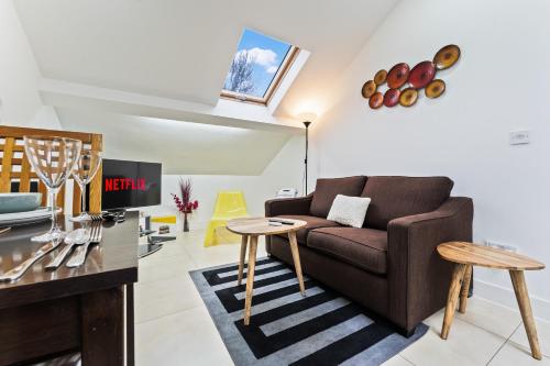 Exquisite 2-Bedroom Penthouse-Sleeps 7-Free Parking with Workspace & High-Speed WiFi photo 12