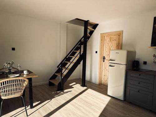 Η κουζίνα ή μικρή κουζίνα στο Dom Kacprowy - Brzegi Lasu - dwa apartamenty na wyłączność z ogrodem
