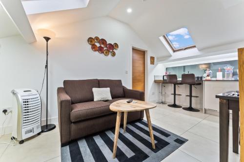 Exquisite 2-Bedroom Penthouse-Sleeps 7-Free Parking with Workspace & High-Speed WiFi photo 11