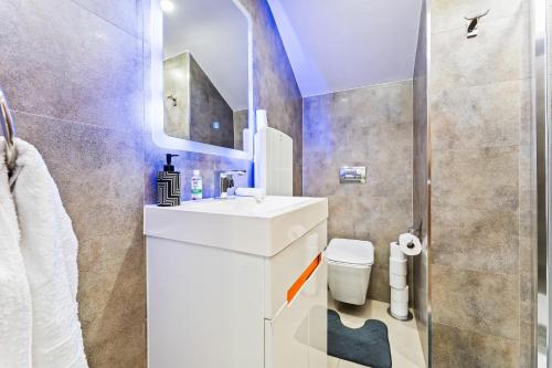Exquisite 2-Bedroom Penthouse-Sleeps 7-Free Parking with Workspace & High-Speed WiFi photo 10