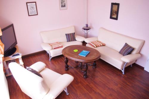 a living room with two white chairs and a table at Ferienwohnung Erhol Dich Gut in Diez
