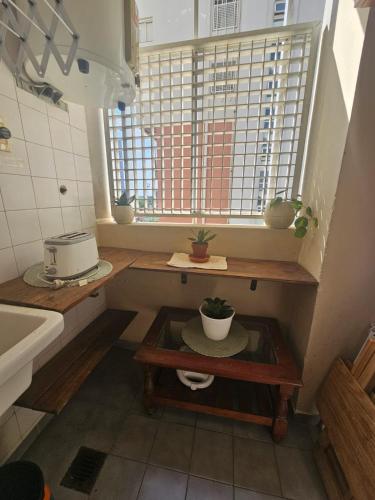 a small kitchen with a sink and a window at Apartamento Complejo La Manzana in Corrientes