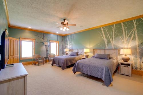 Ένα ή περισσότερα κρεβάτια σε δωμάτιο στο Spacious McArthur Home Private Hot Tub and Pond!