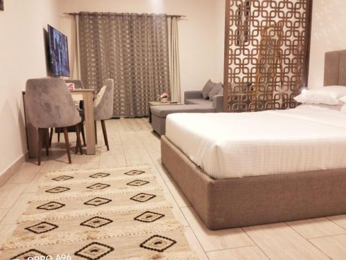 une chambre avec un lit, une table et un canapé dans l'établissement Aldau heights luxury, à Hurghada