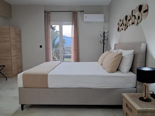 um quarto com uma cama grande e uma janela em Sami View em Sami