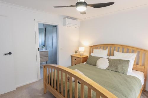 Ένα ή περισσότερα κρεβάτια σε δωμάτιο στο Cheeky Emu Spacious Family Accommodation Halls Gap