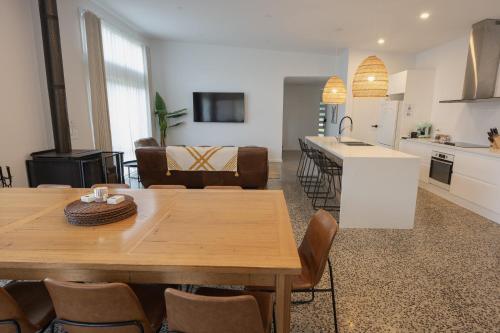 Η κουζίνα ή μικρή κουζίνα στο Cheeky Emu Spacious Family Accommodation Halls Gap