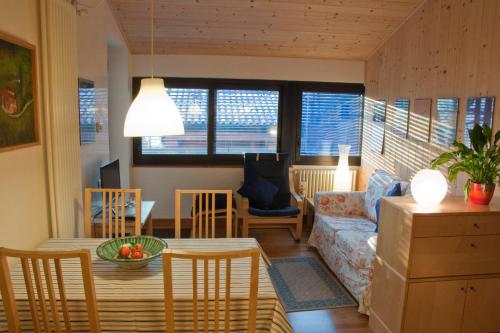 a living room with a couch and a table at La Casa Trasparente - locazioni brevi in Arcugnano