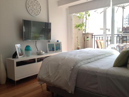 En eller flere senge i et værelse på Luxury Apartment Recoleta with flexible Chek in or Check out